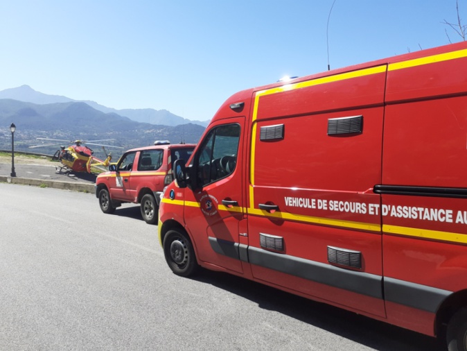 Véhicule sur le toit à Montemaggiore : la conductrice évacuée par hélicoptère Véhicule sur le toit à Montemaggiore : la conductrice évacuée par hélicoptère