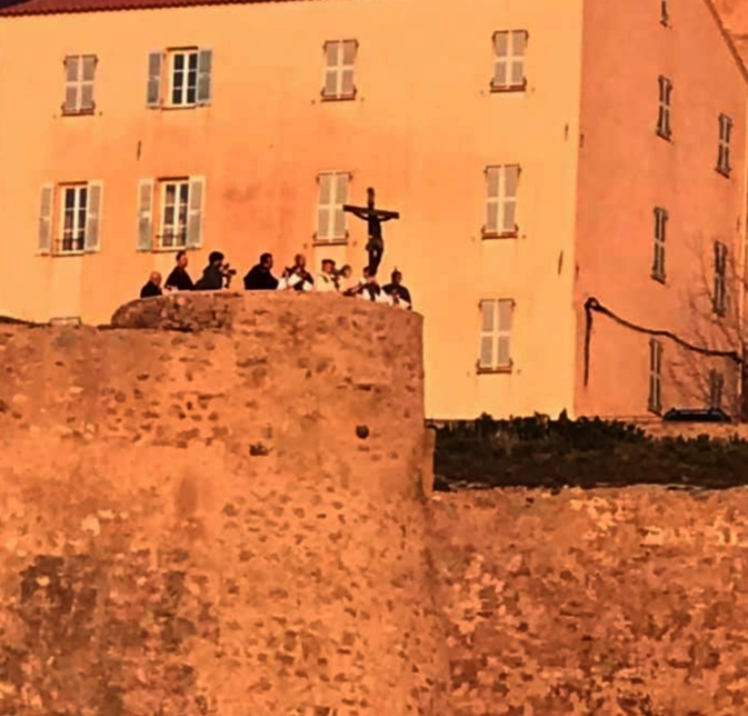 Le Christ Noir sur les remparts de la citadelle de Calvi pour stopper la propagation du coronavirus Le Christ Noir sur les remparts de la citadelle de Calvi pour stopper la propagation du coronavirus