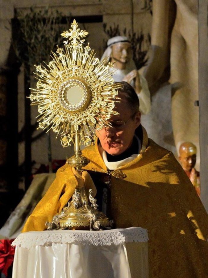 Le père Georges Nicoli sur le clocher de Notre Dame de Lourdes pour bénir la ville de Bastia