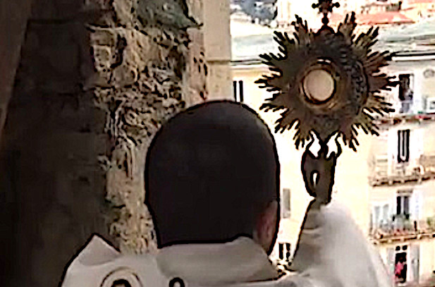 A Bastia, bénie par le Père Nicoli, le Saint Sacrement a pris de la hauteur  pour « Les 24 heures pour le Seigneur »