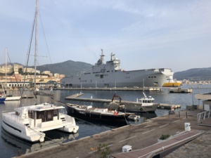 Coronavirus : le "Tonnerre" est arrivé à Ajaccio pour évacuer des malades