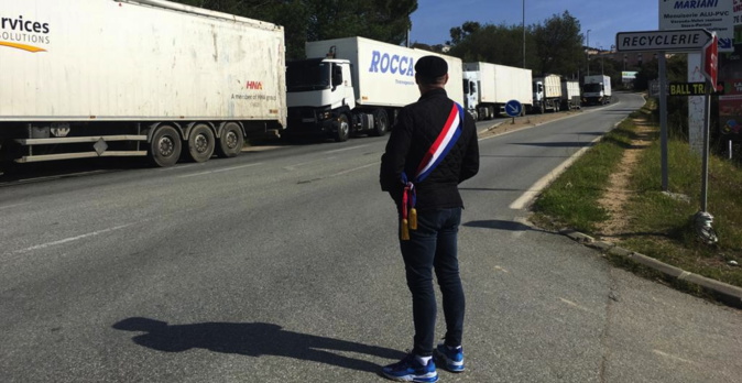 Le maire de Viggianellu, Joseph Pucci, à l'entrée de la route de Teparella. Le maire de Viggianellu, Joseph Pucci, à l'entrée de la route de Teparella.