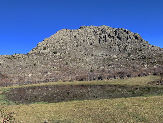 La photo du jour : le lac de Levina sous le Pianu  Maio
