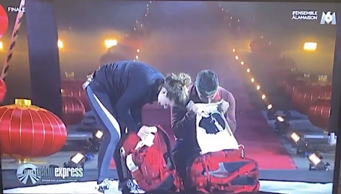 Pekin-Express de M6 :  Les Corses Julie et Denis, gagnants, brandissent la Bandera à Pekin