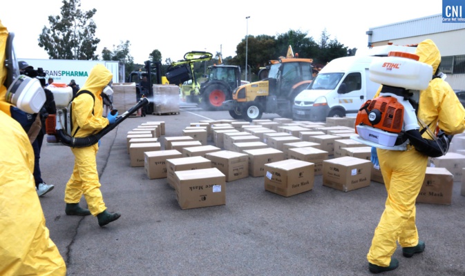 La désinfection des cartons par les agents de la Collectivité de Corse. Photo Michel Luccioni
