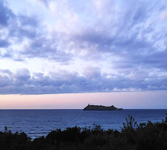 Au bout cap corse, face à la Giraglie (@citadellanima)