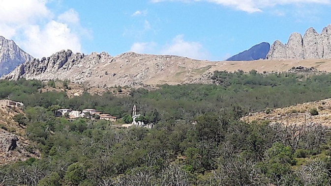 La photo du jour : Poghju-di-Lozzi, son clocher, le Paglia Orba, et les Cinque Frati La photo du jour : Poghju-di-Lozzi, son clocher, le Paglia Orba, et les Cinque Frati