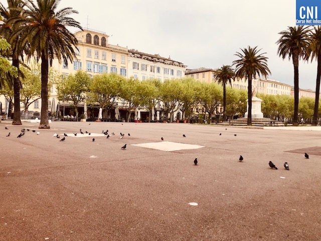 La place Saint-Nicolas : seuls les pigeons…(Photos Jean-Marc Eric Mimouni)