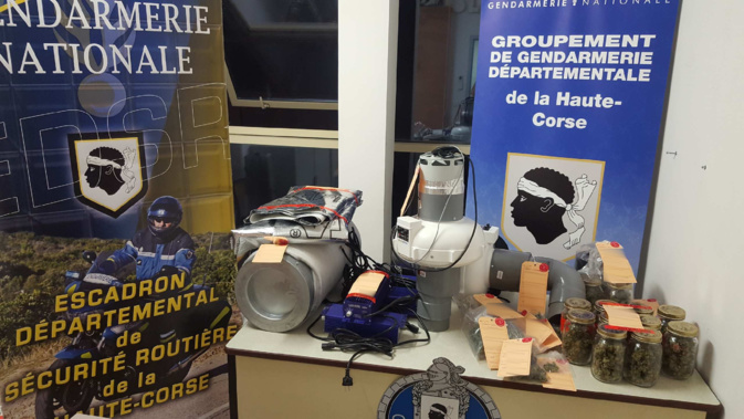 Justification de déplacement : le contrôle débouche sur la découverte d'armes et de produits stupéfiants Justification de déplacement : le contrôle débouche sur la découverte d'armes et de produits stupéfiants