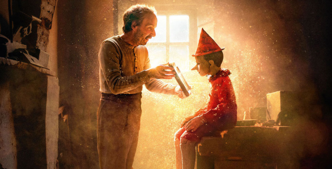 Gepetto présente à Pinocchio son attestation de sortie © Le Pacte