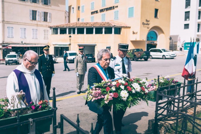 Dépot de gerbe par Ange Santini Photos Eyefinity Prod Dépot de gerbe par Ange Santini Photos Eyefinity Prod