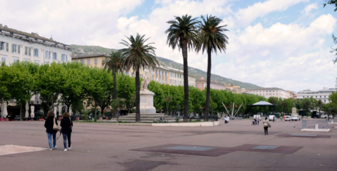 La Place Saint Nicolas se remplit peu à peu après 2 mois de confinement La Place Saint Nicolas se remplit peu à peu après 2 mois de confinement