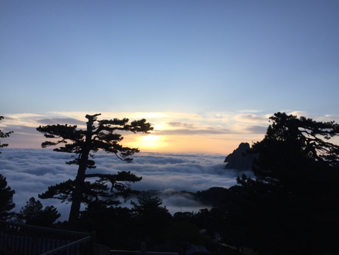 La photo du jour : un lever de Soleil magique à Bavella