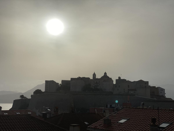 Ciel voilé sur la citadelle de Calvi. (Photo Francesca)