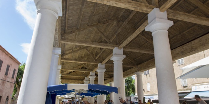 Un espace dédié aux producteurs balanins sous le marché couvert de Lisula Un espace dédié aux producteurs balanins sous le marché couvert de Lisula