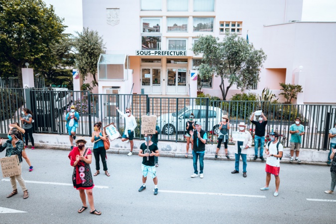 Les manifestants devant la sous-préfecture de Calvi (Reportage photos Eyeinfinity Prod) Les manifestants devant la sous-préfecture de Calvi (Reportage photos Eyeinfinity Prod)