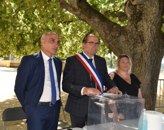 Pierre Guidoni entouré de François Marchetti et Laétitia Manicacci Pierre Guidoni entouré de François Marchetti et Laétitia Manicacci