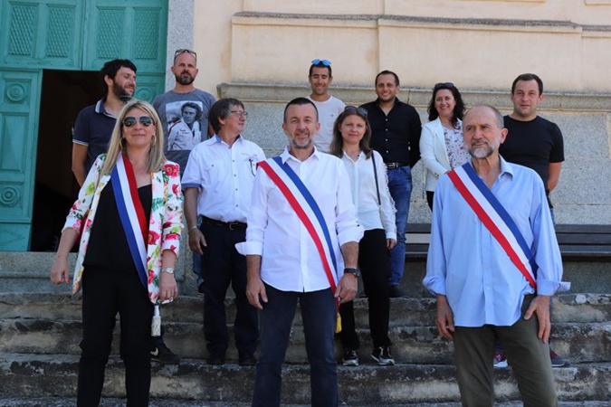 Ci-dessus autour du nouveau maire, François Croce (au centre), le conseil municipal au complet Ci-dessus autour du nouveau maire, François Croce (au centre), le conseil municipal au complet
