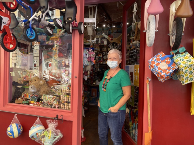 Nine, propriétaire d'un magasin de jouets à Bastia. Nine, propriétaire d'un magasin de jouets à Bastia.