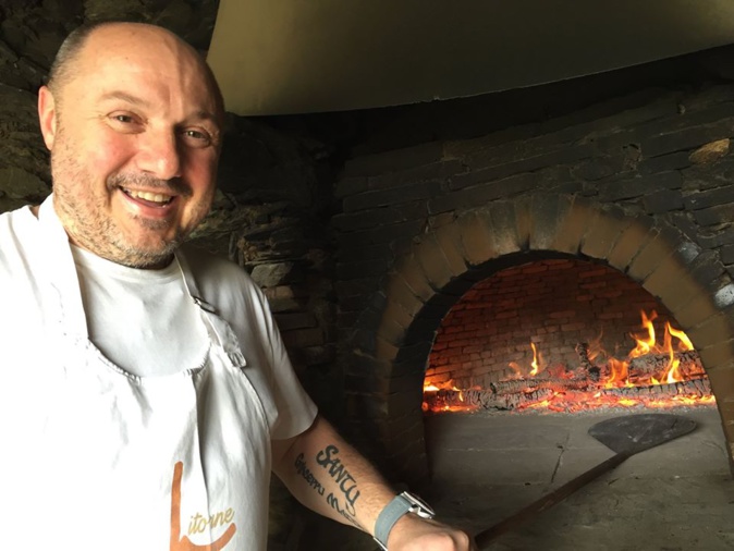 Jean-Michel Oberti tout content de retrouver ses founeaux et son four Jean-Michel Oberti tout content de retrouver ses founeaux et son four