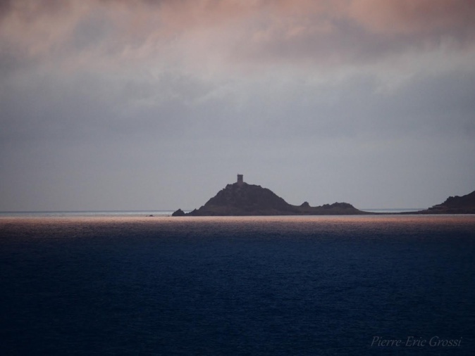 Crépuscule un soir d'orage au large des Sanguinaires (Pierre-Eric Grossi)