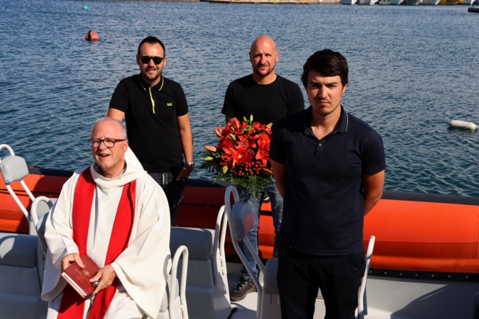 L'archiprêtre Ange Michel Valery entouré de trois confrères en civil