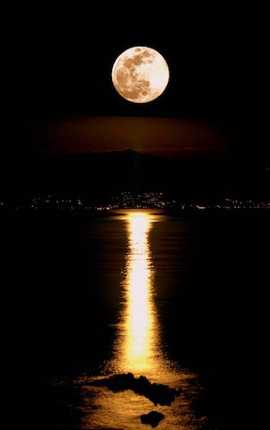 Full moon à Ajaccio. Photo : Pascal  LE DERVOUËT