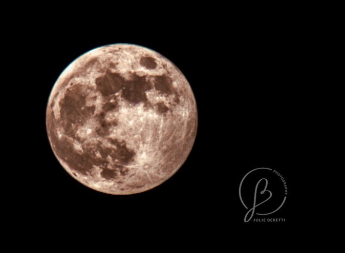 Julie Beretti a photographié la Lune des Fraises depuis l'Alta Rocca