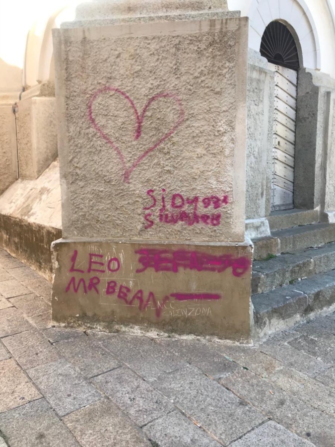 Le campanile souillé par des tags Le campanile souillé par des tags