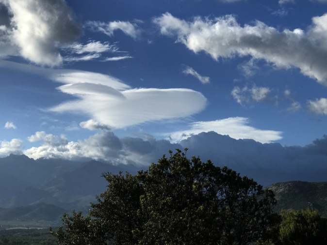Vaisseau spatial ou avion dans le ciel tourmenté au-dessus de Calvi ? (Photo Françoise McCullin-