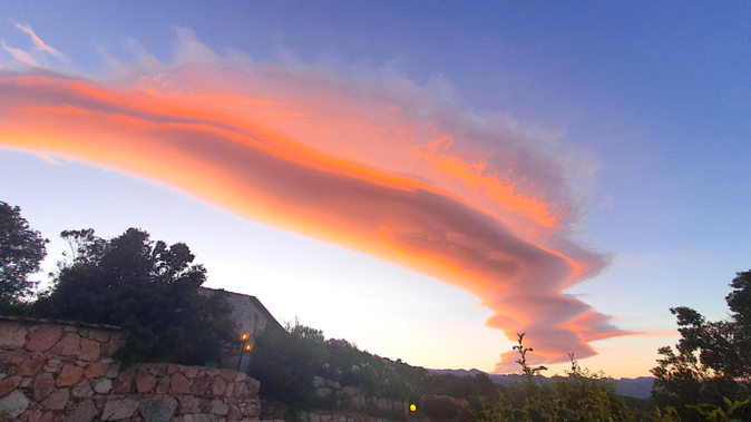 Gros nuages de vent sur Porto-vecchio.  Photo Maryse Filippi