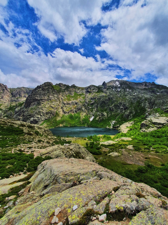 La photo du jour : le lac de Melu dans un écrin de verdure La photo du jour : le lac de Melu dans un écrin de verdure