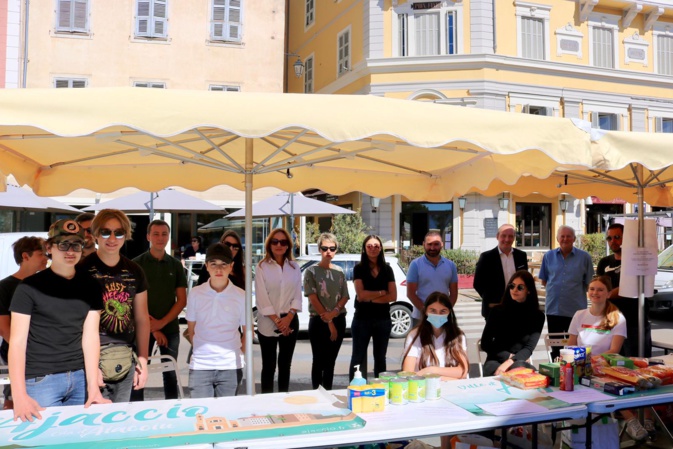 Le Conseil municipal des jeunes d'Ajaccio au secours des Restos du cœur Le Conseil municipal des jeunes d'Ajaccio au secours des Restos du cœur