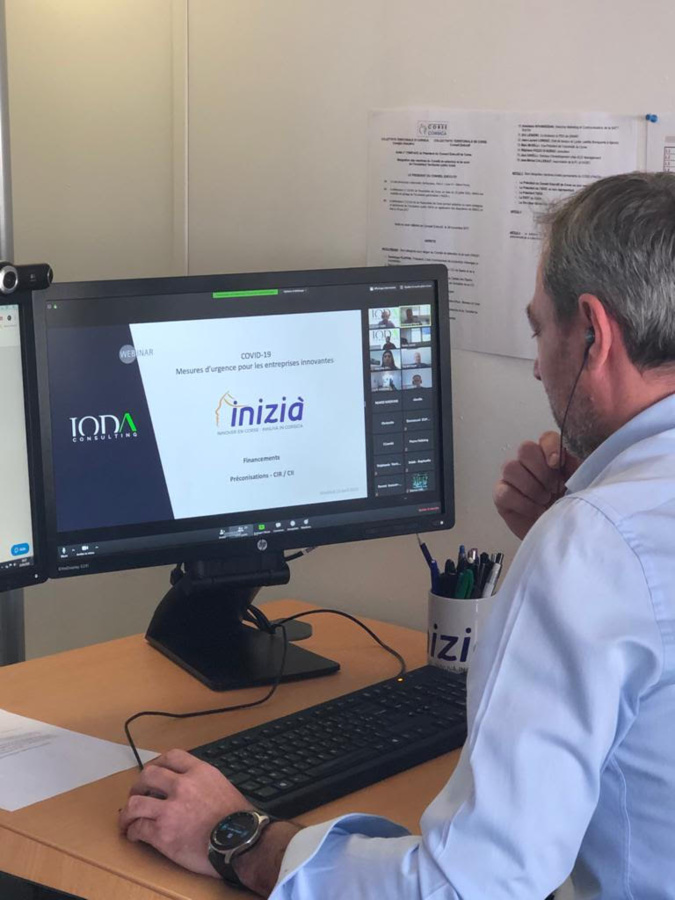 Face à son ordi, Emmanuel Pierre, directeur d'INIZIÀ lors de la conférence "Gestion de crise" Face à son ordi, Emmanuel Pierre, directeur d'INIZIÀ lors de la conférence "Gestion de crise"