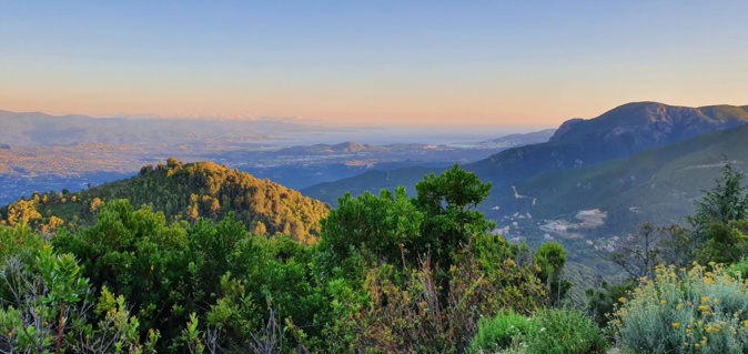 Punta Sarrola, golfe d'Aiacciu et Monte Gozzi.. (Raphaël Vesperini)