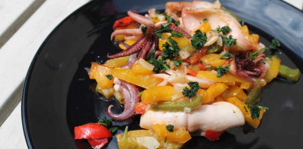 A table : Calamars grillés à la sauce citronnée A table : Calamars grillés à la sauce citronnée