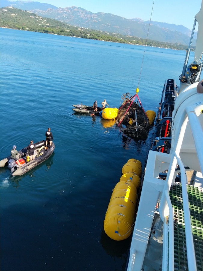 Le préfet maritime de la Méditerranée coordonne le relevage d’épaves le long du littoral corse Le préfet maritime de la Méditerranée coordonne le relevage d’épaves le long du littoral corse