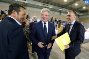 Passation de pouvoir... Photo Michel Luccioni. Passation de pouvoir... Photo Michel Luccioni.