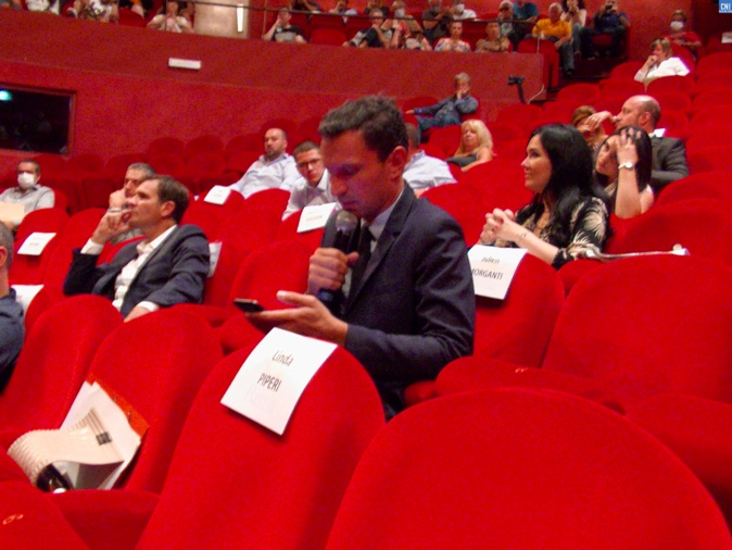 Julien Morganti lisant son communiqué. Photo Philippe Jammes. Julien Morganti lisant son communiqué. Photo Philippe Jammes.