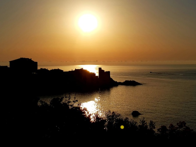 La photo du jour : Erbalonga quand le soleil s'ébroue au-dessus de la Tyrrhénienne La photo du jour : Erbalonga quand le soleil s'ébroue au-dessus de la Tyrrhénienne