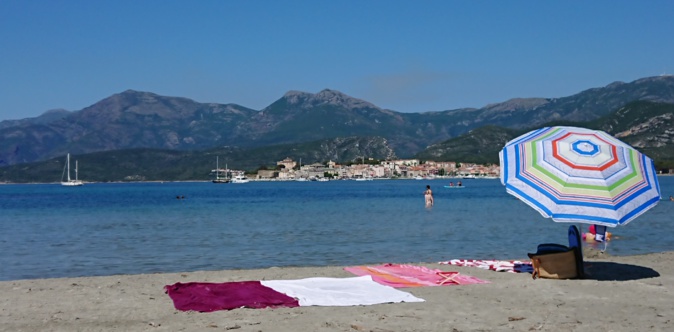 Sur la plage de la Roya à Saint-Florent (Joëlle Censier) Sur la plage de la Roya à Saint-Florent (Joëlle Censier)