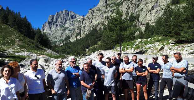 Le président Sargentini, les agents de l'Office de l'environnement de la Corse et les maires des communes concernées dans la réserve naturelle du massif du Monte Ritondu.