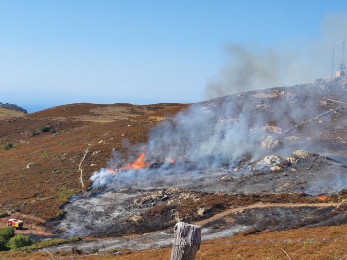 Reprise du brûlage dirigé au col de Salvi : un pompier légèrement incommodé Reprise du brûlage dirigé au col de Salvi : un pompier légèrement incommodé