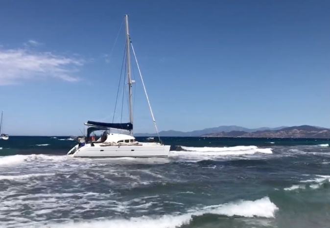 VIDEO - L'Ile-Rousse : un catamaran s'échoue sur la plage de la Marinella