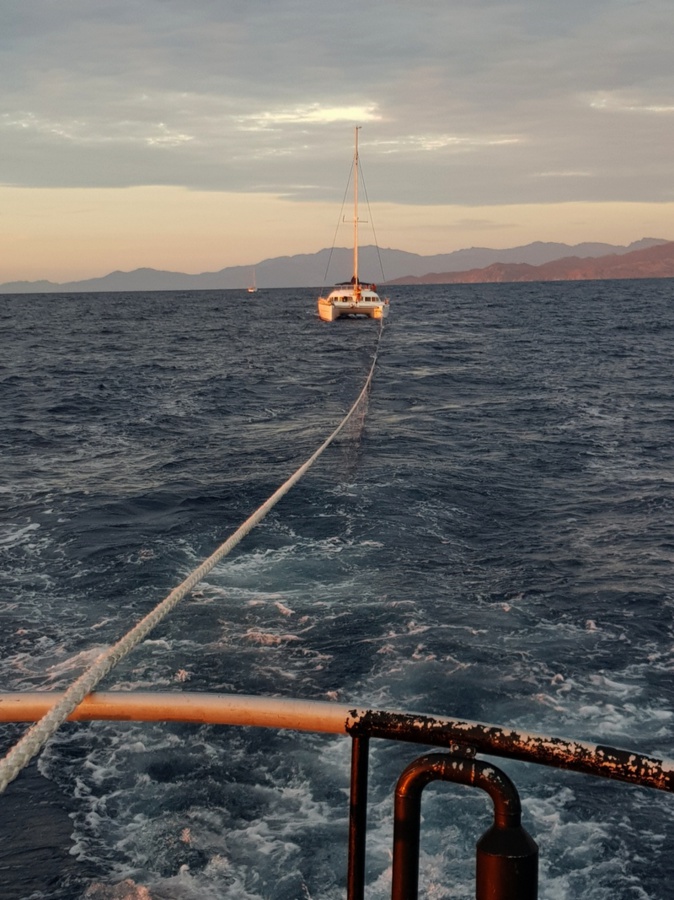 Le voilier a été pris en remorque par la vedette de la SNSM Le voilier a été pris en remorque par la vedette de la SNSM