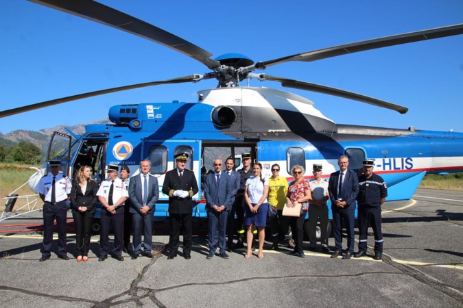 Pose devant l’hélicoptère bombardier d’eau lourd EC-225. Pose devant l’hélicoptère bombardier d’eau lourd EC-225.