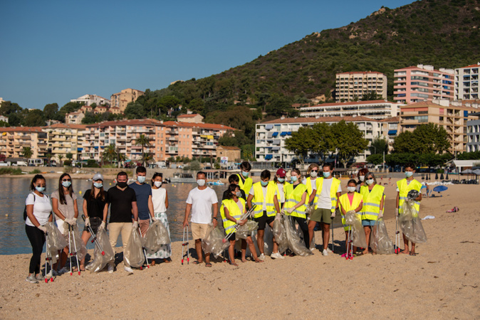 A Ajaccio, on ramasse les déchets sur la plage à l'initiative du conseil municipal des jeunes