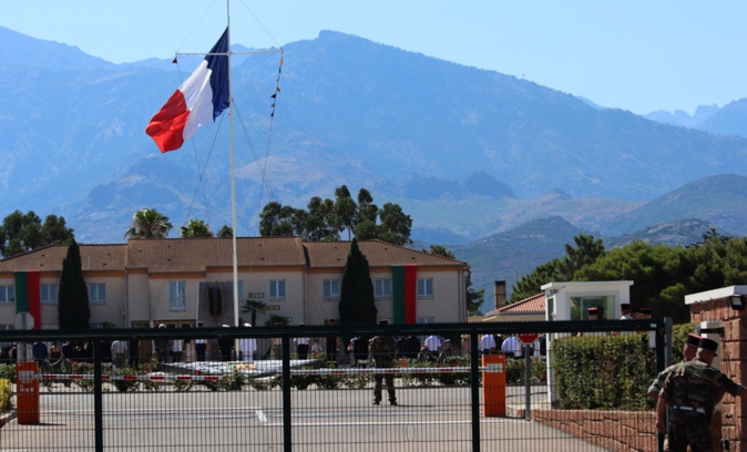 La grille du Camp Raffalli femée durant la prise d'armes (Photo GG) La grille du Camp Raffalli femée durant la prise d'armes (Photo GG)