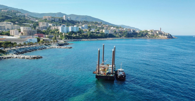 Barge mise à poste pour les investigations sous-marines au large de la Ville. Barge mise à poste pour les investigations sous-marines au large de la Ville.