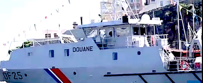 La vedette des Douanes en rade au Vieux-Port de Bastia